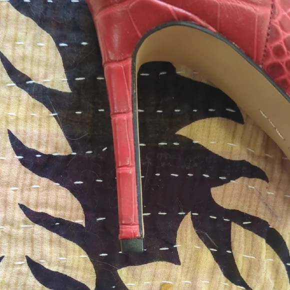 Elegant Red Croc-Embossed Knee-High Boots - Picture 7 of 10